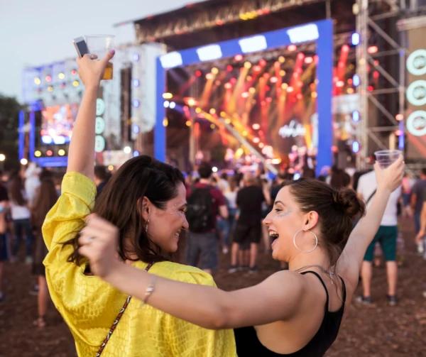 ținute festival 2025  cum mă îmbrac la festival  outfit festival 2025  ce porți la Untold 2025  moda festivaluri România 2025  stil festival Electric Castle, Saga, Untold  haine festival Nost