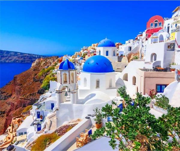 Descoperă 10 motive pentru care Santorini este destinația ideală pentru o vacanță în cuplu: apusuri în Oia, croaziere pe calderă, wine tasting, hoteluri cu piscină infinity și experiențe roma