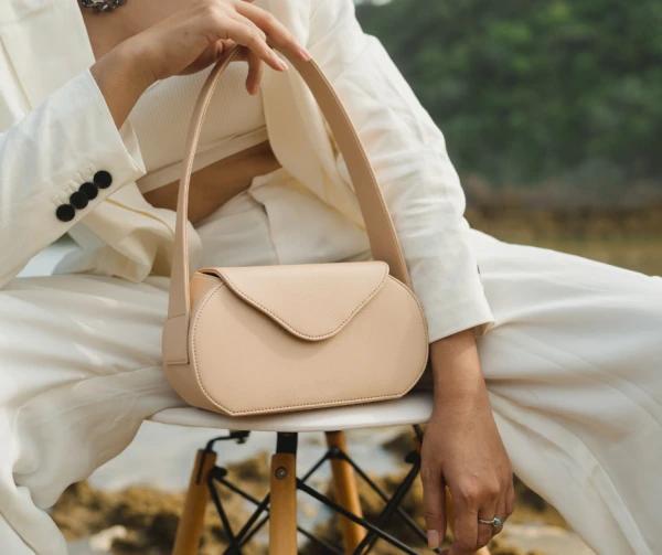 trenduri genți rafie 2025  doctor bag piele 2025  market tote statement vară  genți macramé boho  plicuri paiete și pietre  genți canvas dungi nautice  genți East-West subțiri  crossbody boho