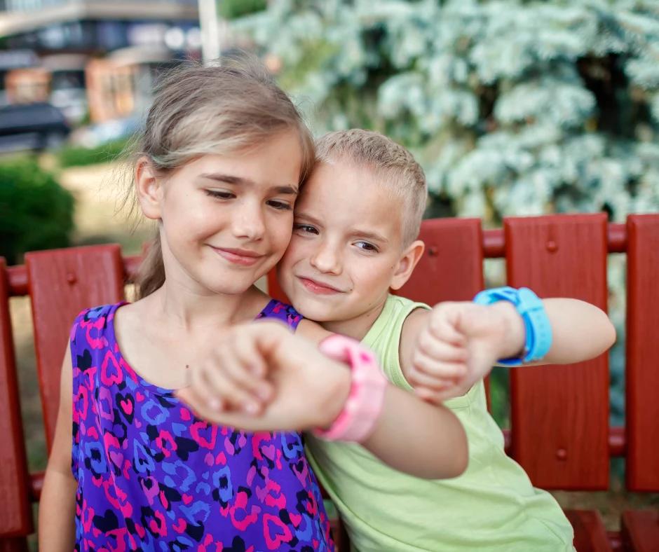 Pentru părinți este importanta autonomia copilului dar si siguranța lui. Iar compromisul poate fi furnizat de tehnologie. Asa ca am analizat pentru tine care este vel mai bun smartwatch pentr