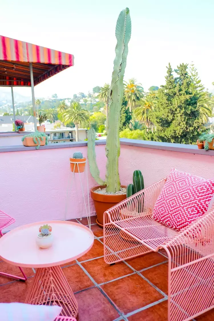 Cum sa amenajezi si sa decorezi un balcon sau o terasa mica - recomandari de design interior in trend pentru 2024 - Imagine 18